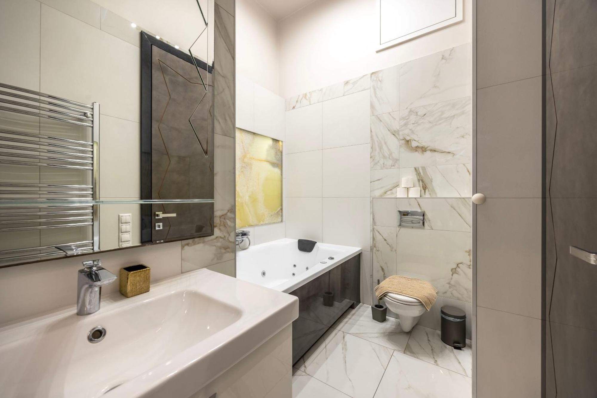 Extravagant & Modern Grand In The Center Of *