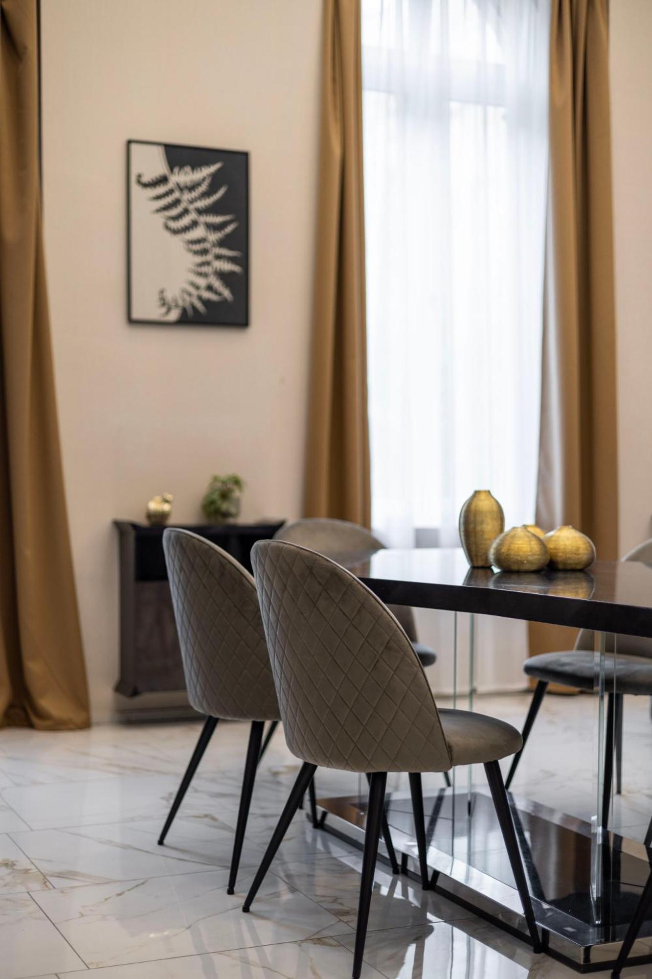 Extravagant & Modern Grand In The Center Of